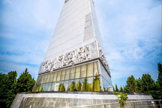 Стела – памятный знак «Первооткрывателям земли Югорской»